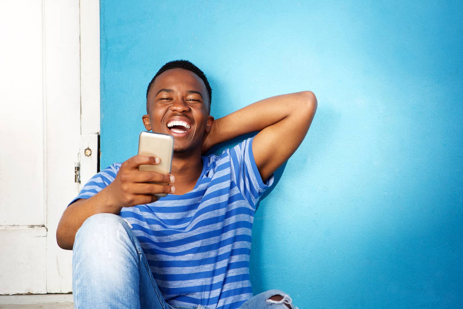 How To Make A Guy Laugh Really Hard Over Text: Tips And Texts