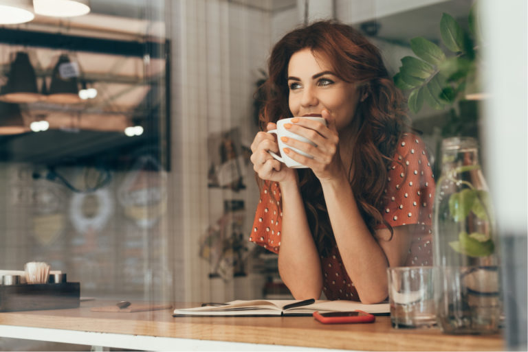 mujer sentada en un café