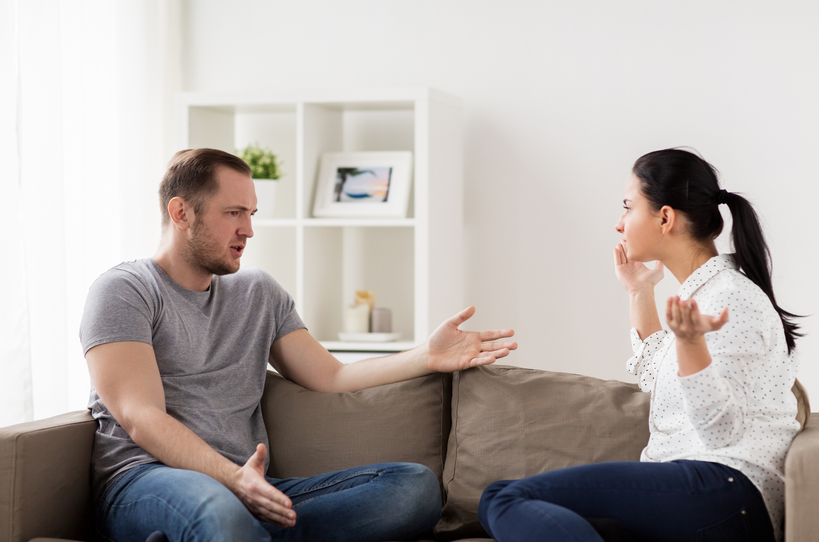 um homem zangado com uma mulher discute