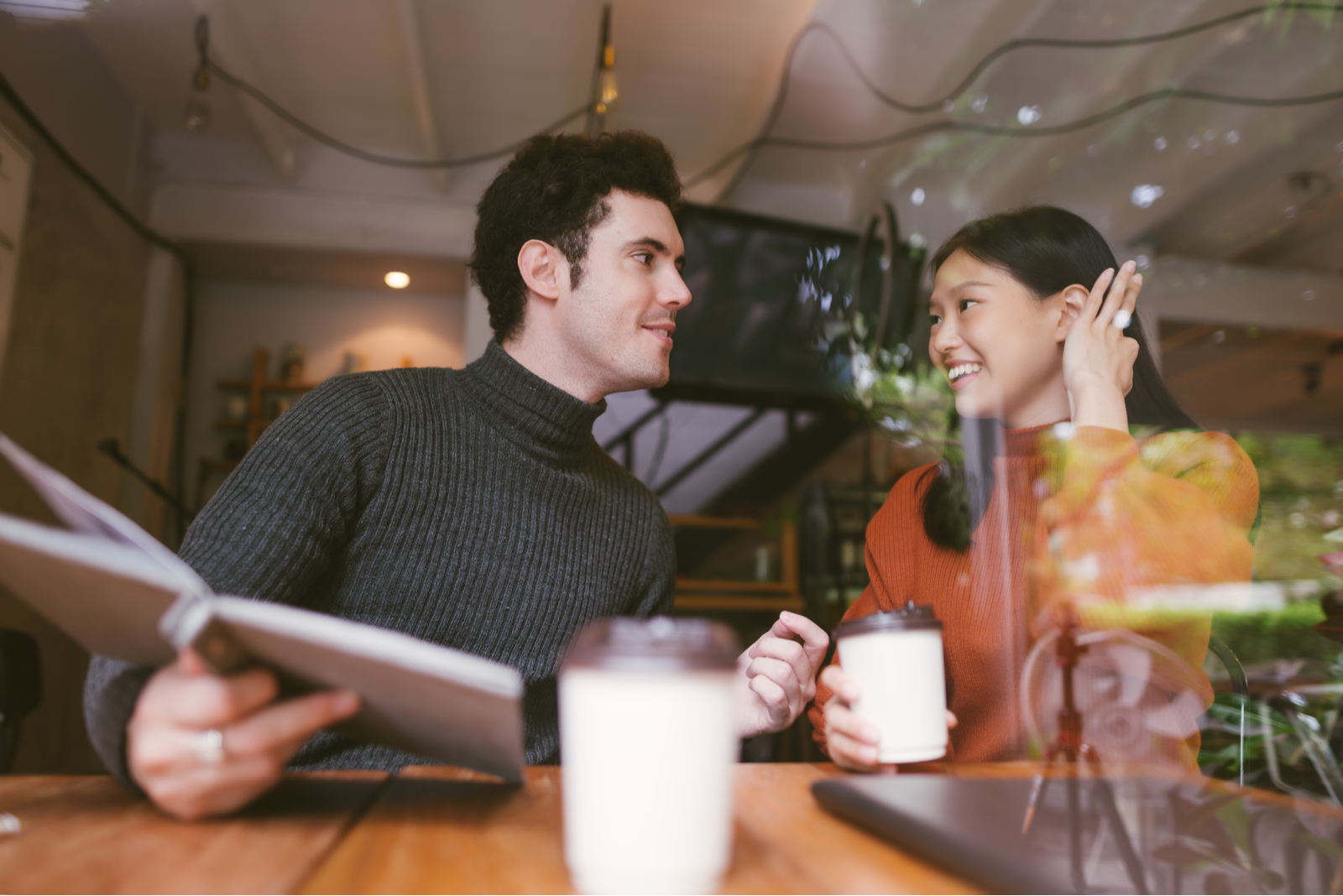 pareja en una cita para tomar un café