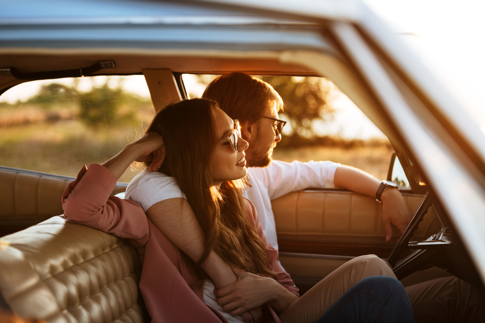 coppia seduta sull'auto