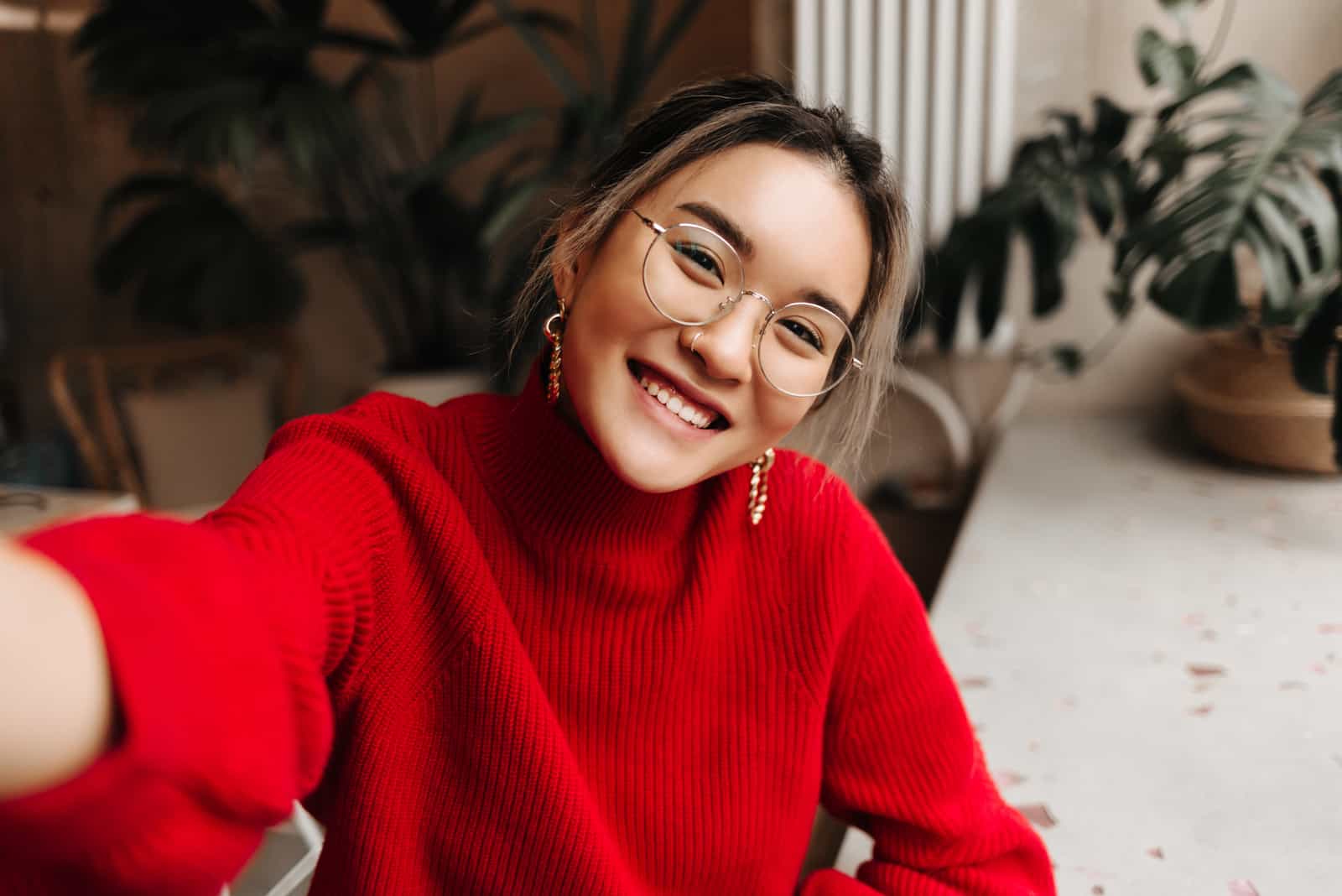 chica feliz en rojo tomando selfie