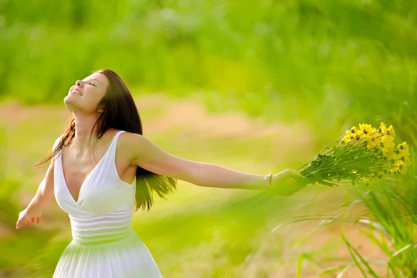 mujer feliz en el exterior