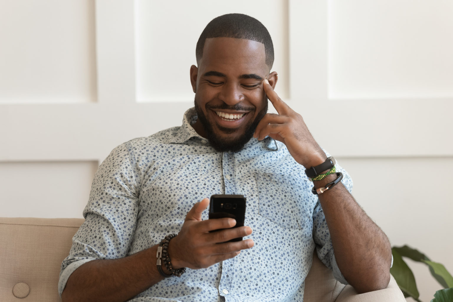 How To Make A Guy Laugh Really Hard Over Text: Tips And Texts