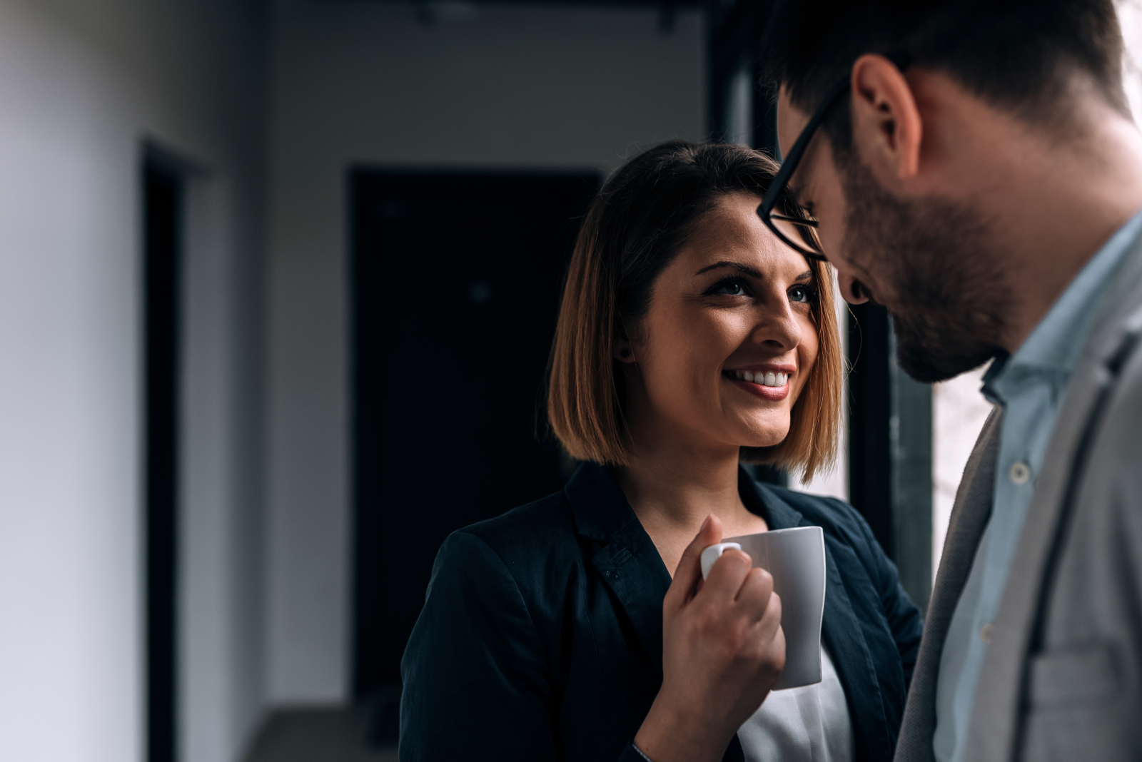 donna sorridente che ha un contatto visivo profondo con l'uomo