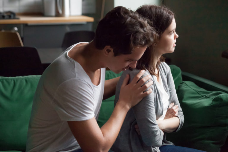hombre intentando hablar con mujer enfadada