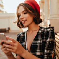 mujer joven enviando mensajes de texto