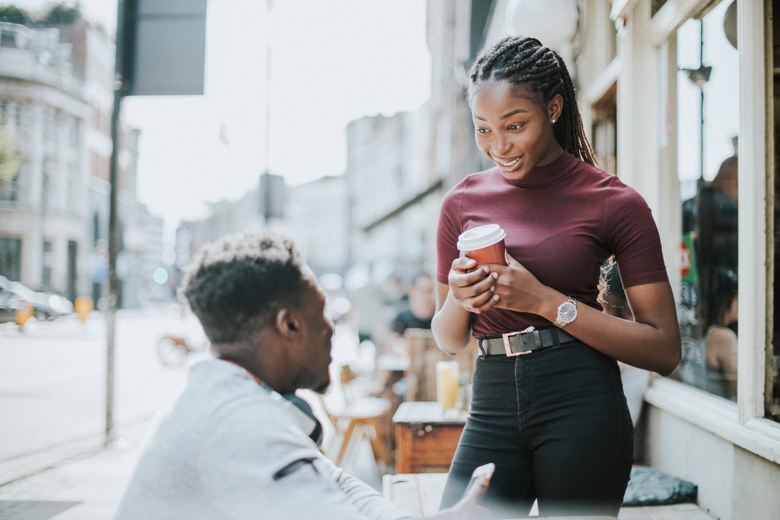 una giovane coppia sta flirtando da Starbucks