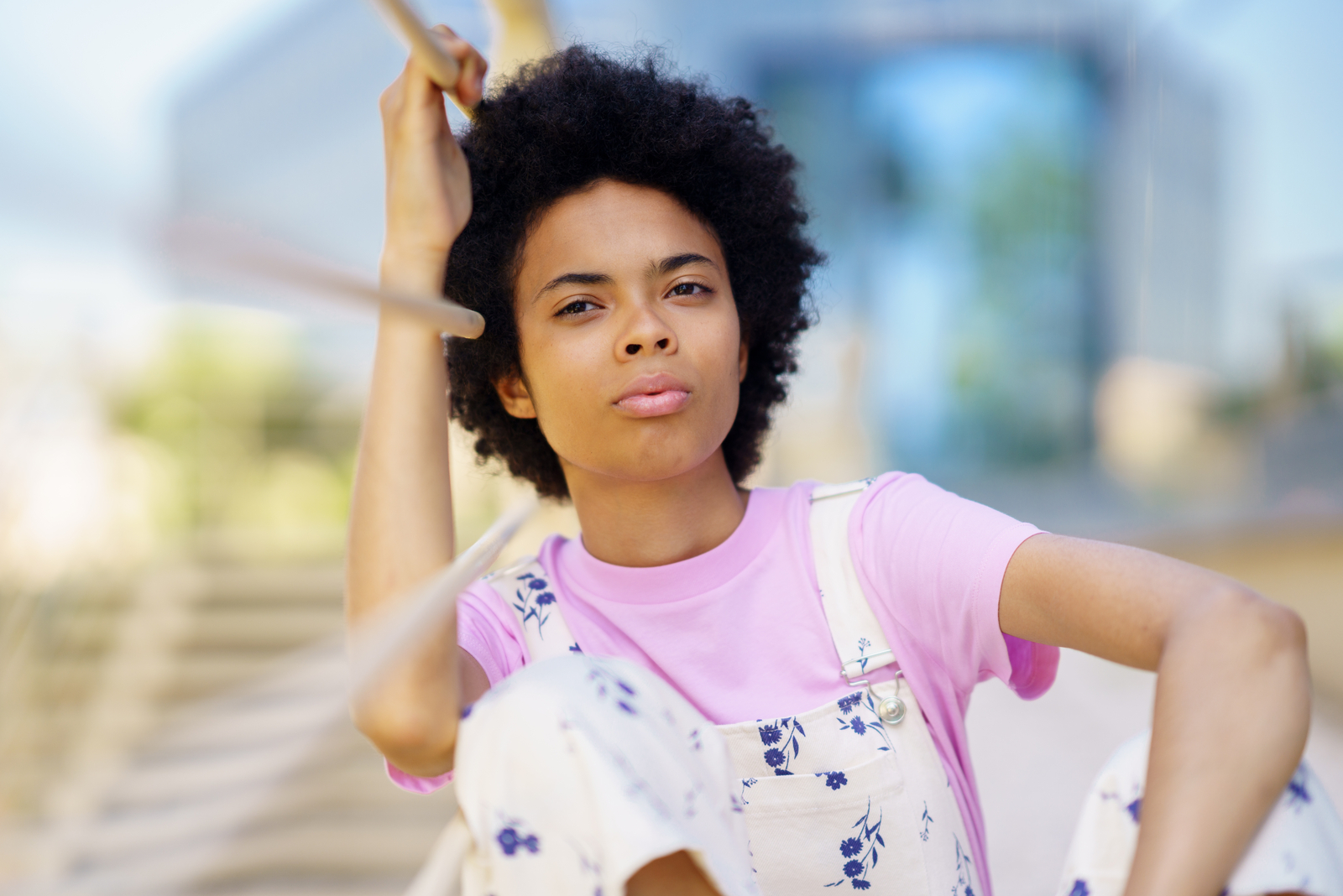 una mujer afroamericana se sienta fuera y piensa