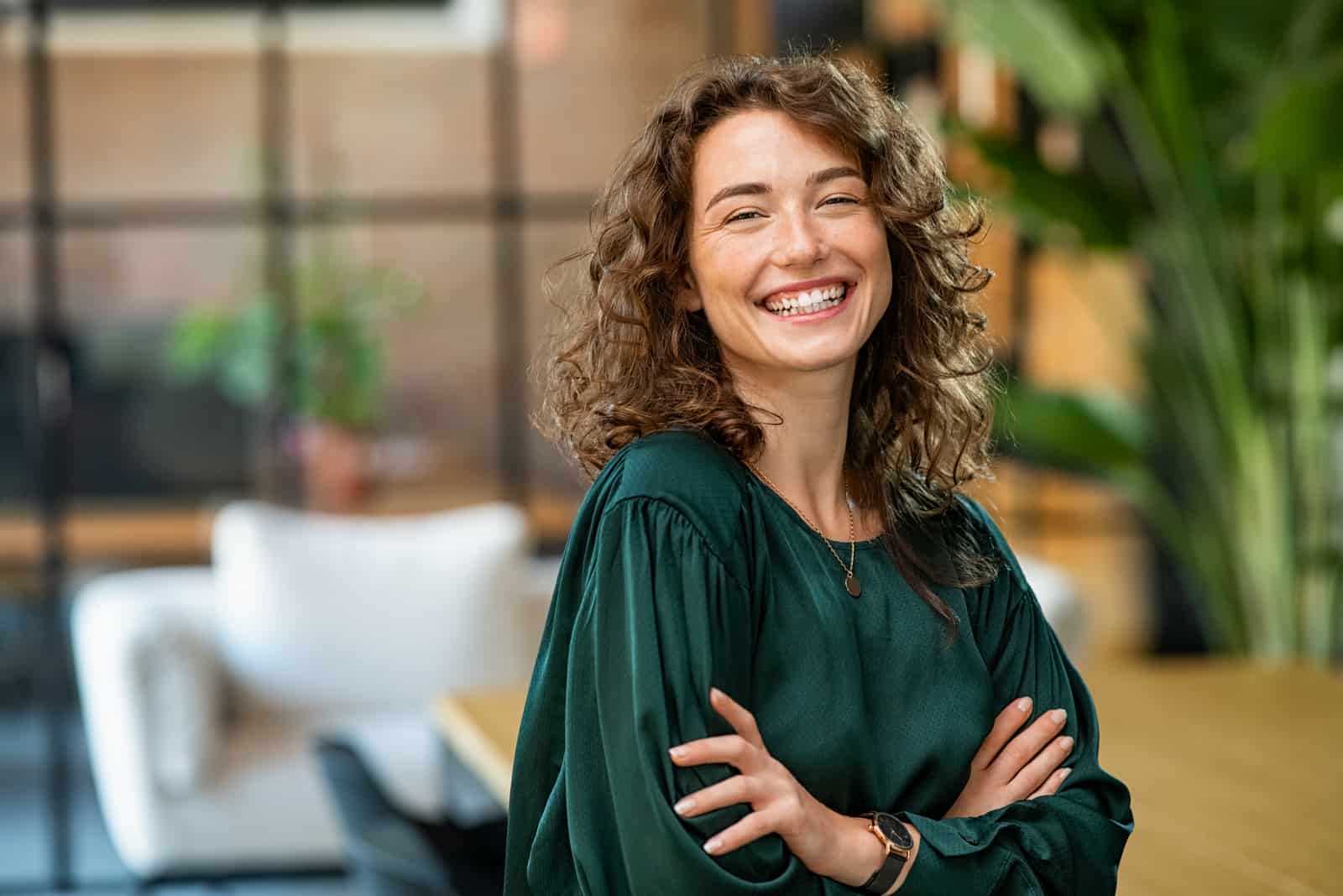 mujer de negocios segura de sí misma y sonriente