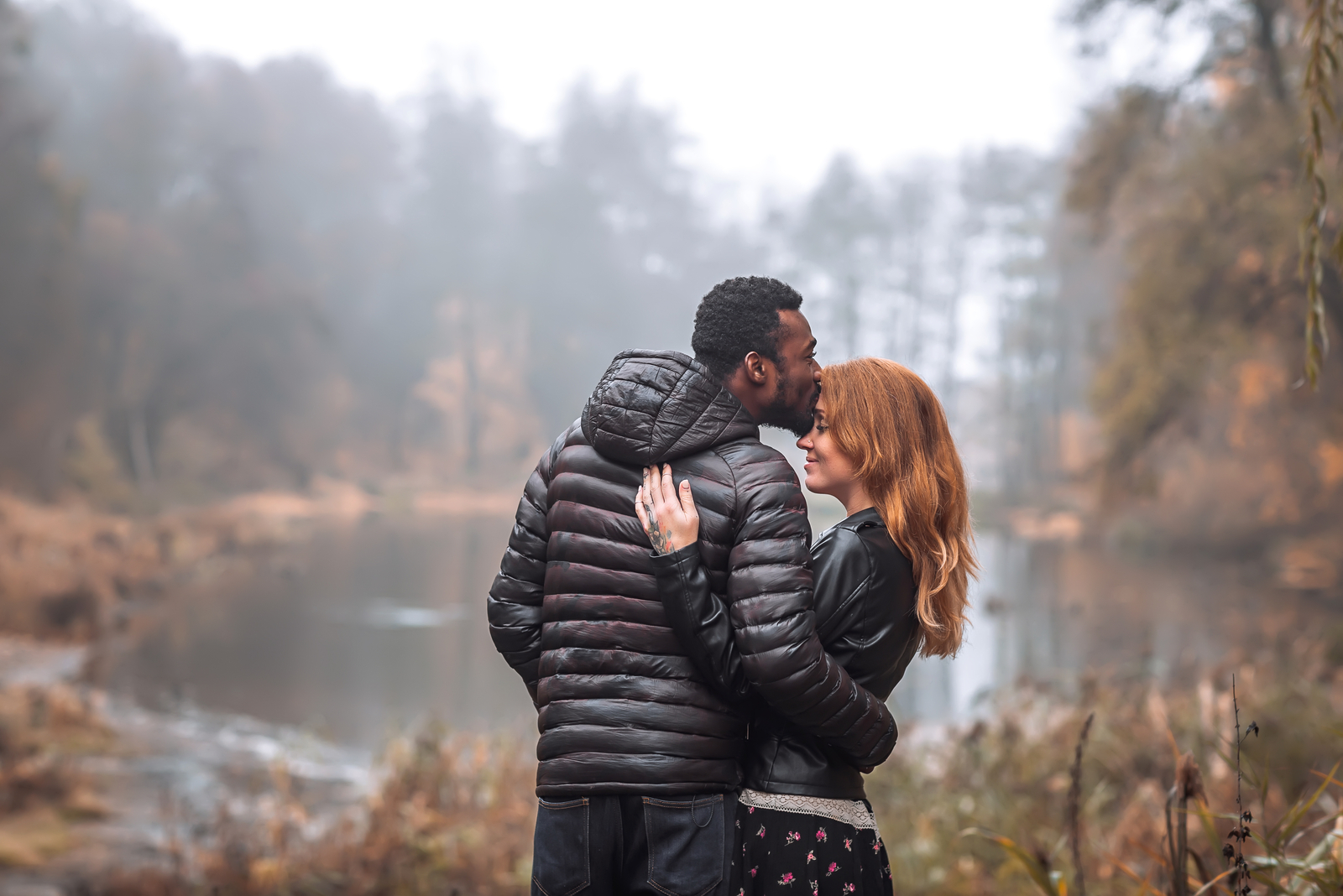 pareja de enamorados disfrutando de la naturaleza