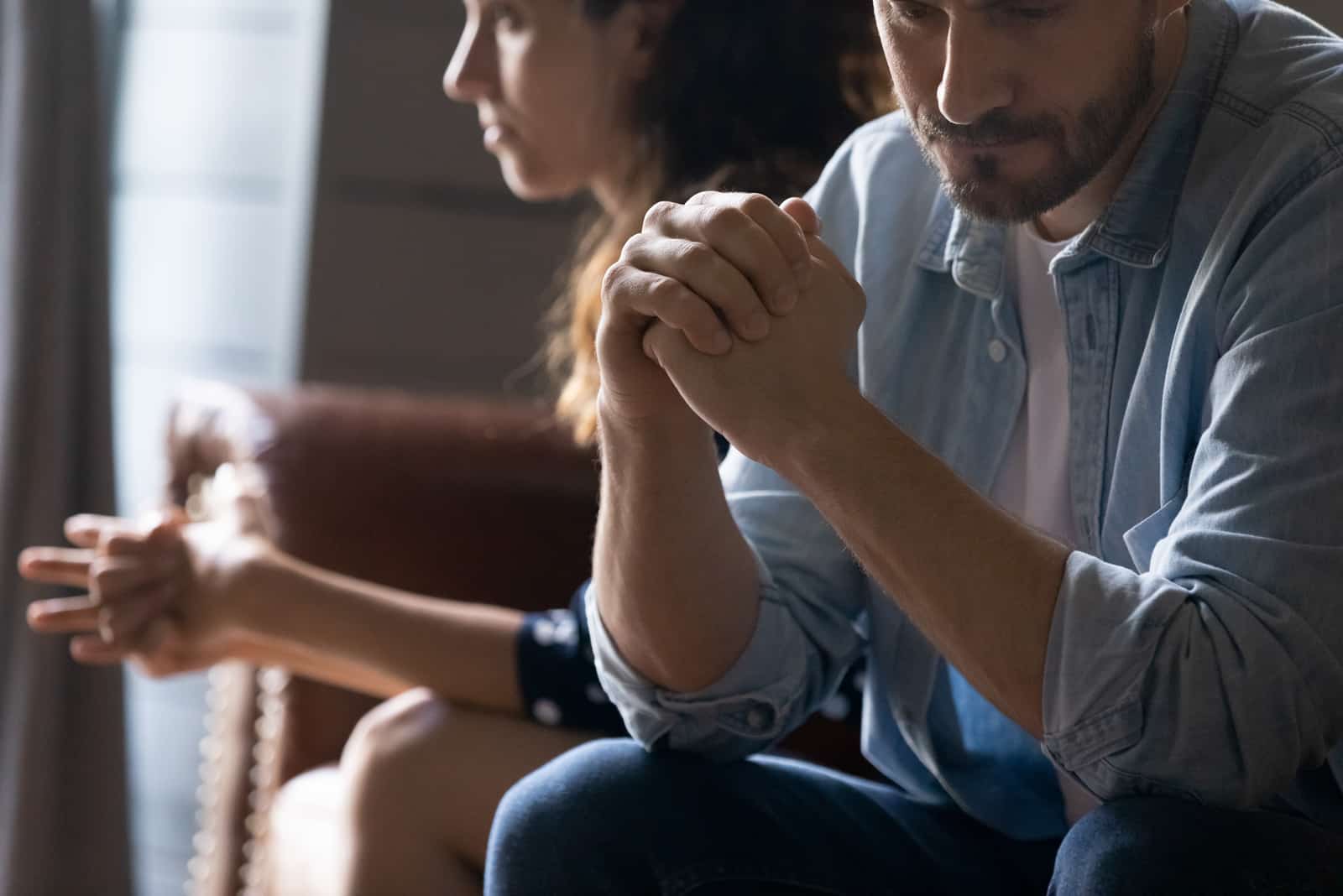 un uomo cerca di affrontare un amore non corrisposto