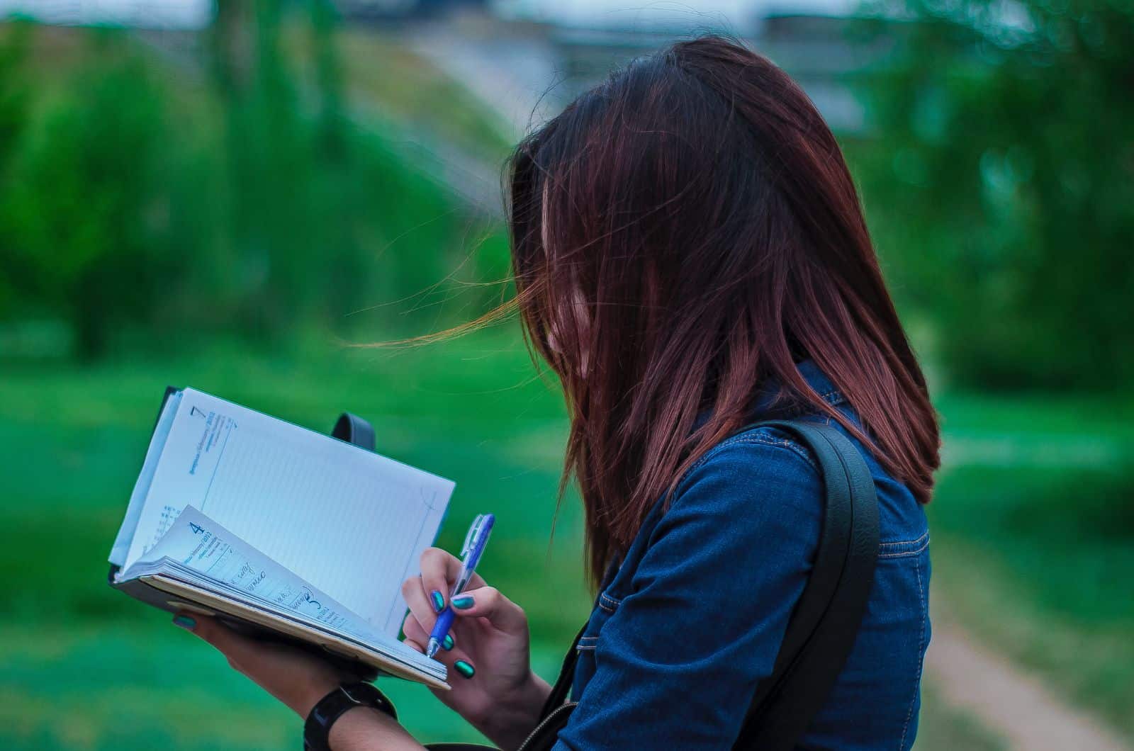 ragazza che scrive un discorso nella natura