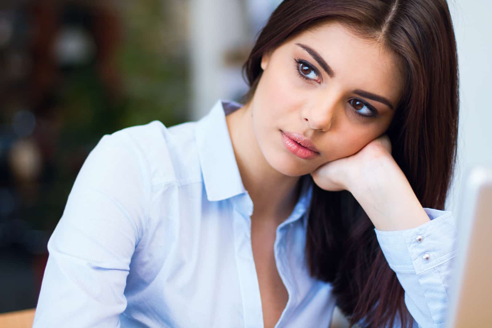 mujer imaginaria con pelo largo y negro