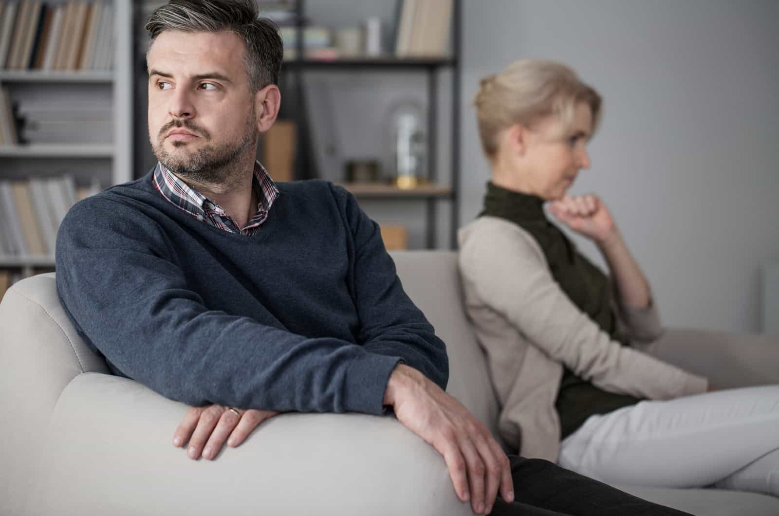 pareja de mediana edad sin hablar