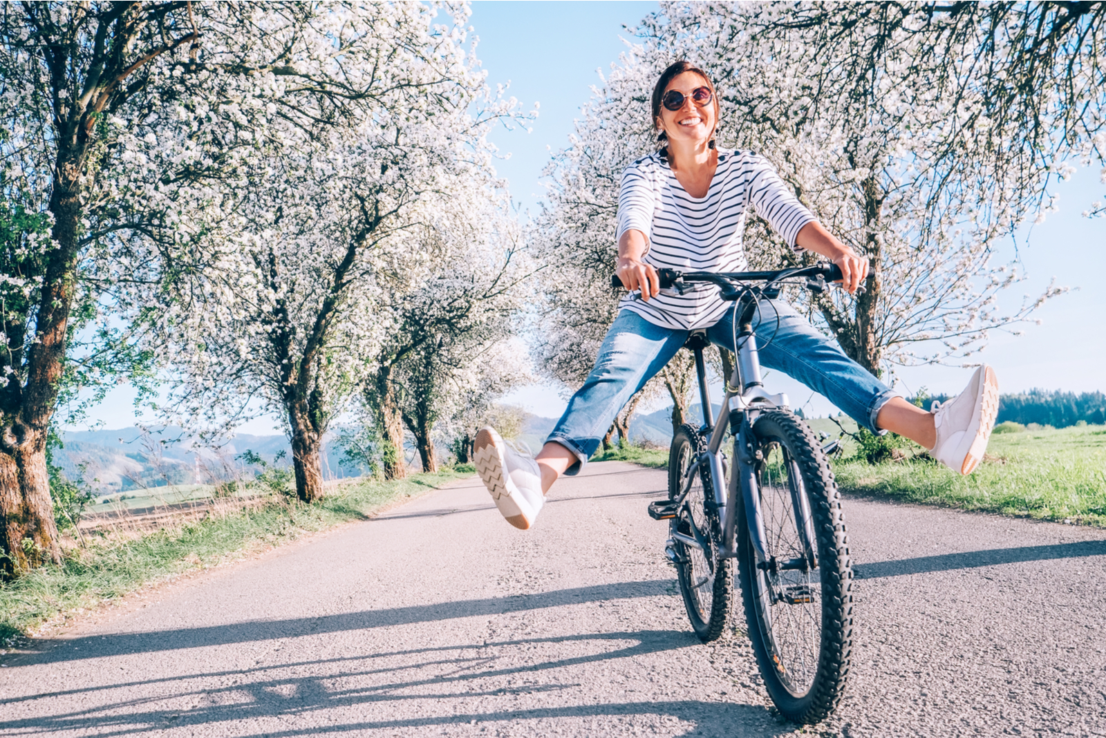 Una ragazza sorridente si diverte in bicicletta