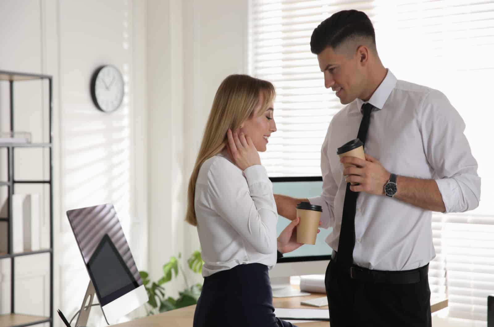 dois colegas de trabalho a namoriscar