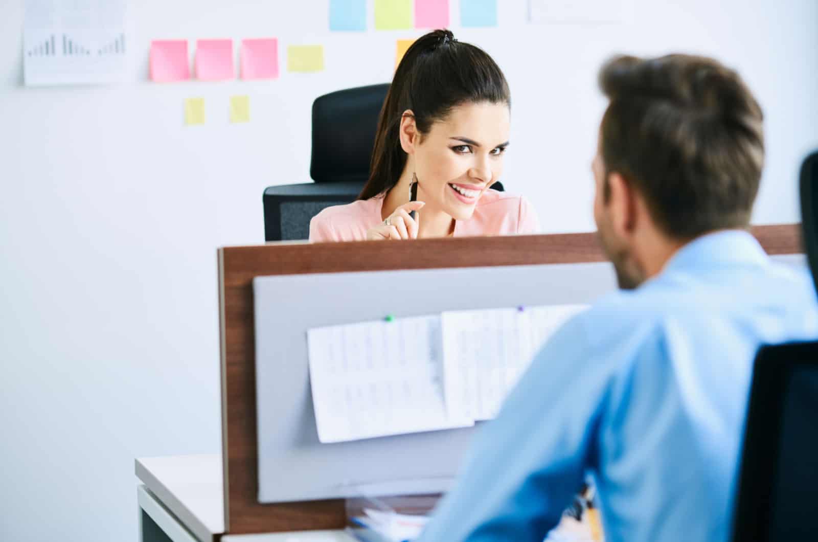 mujer coqueteando con su compañero de trabajo masculino