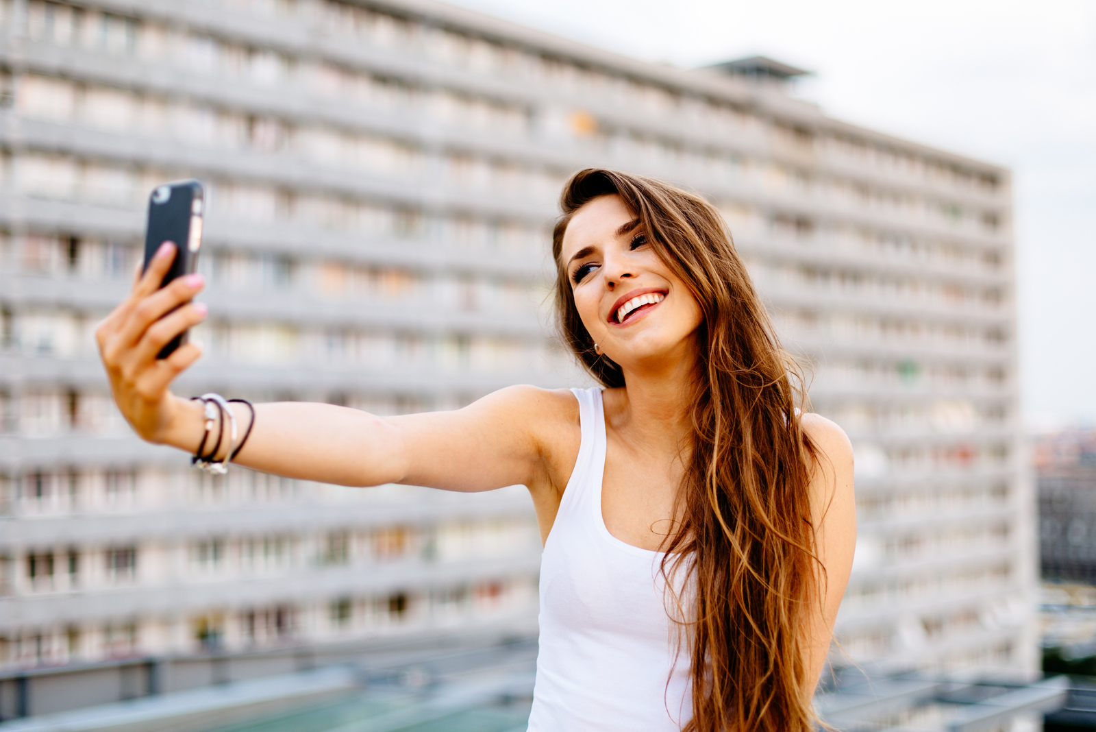 mujer tomándose selfies