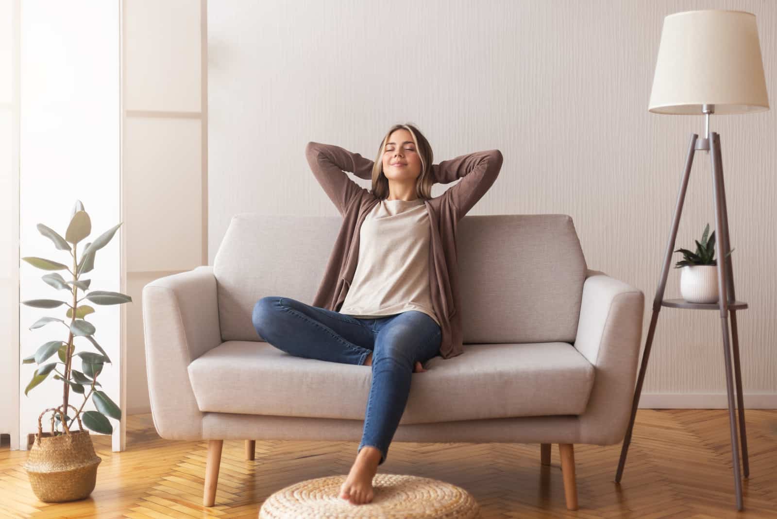 jovem mulher a sentir-se relaxada no sofá