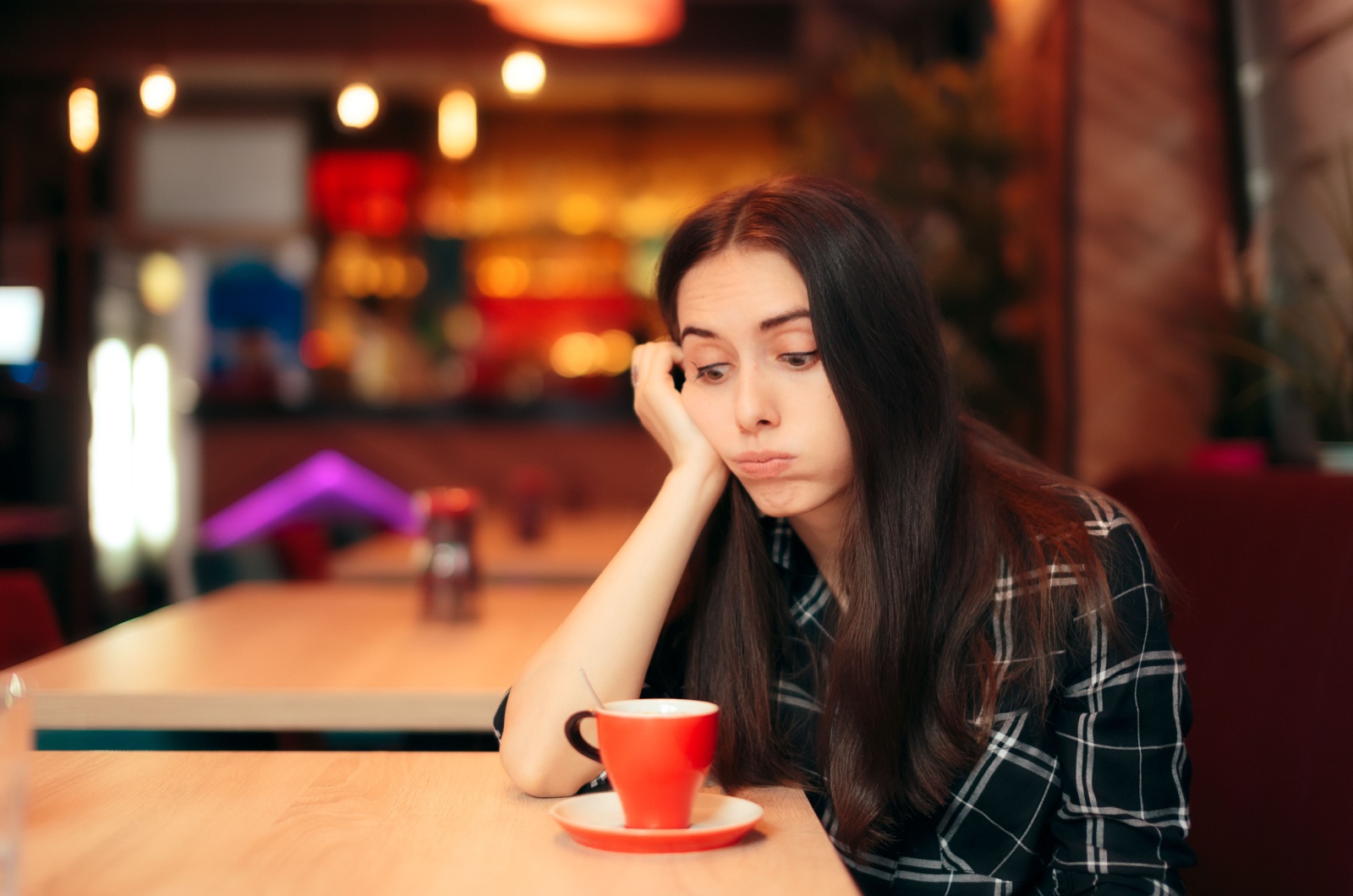 chica aburrida en la cafetería