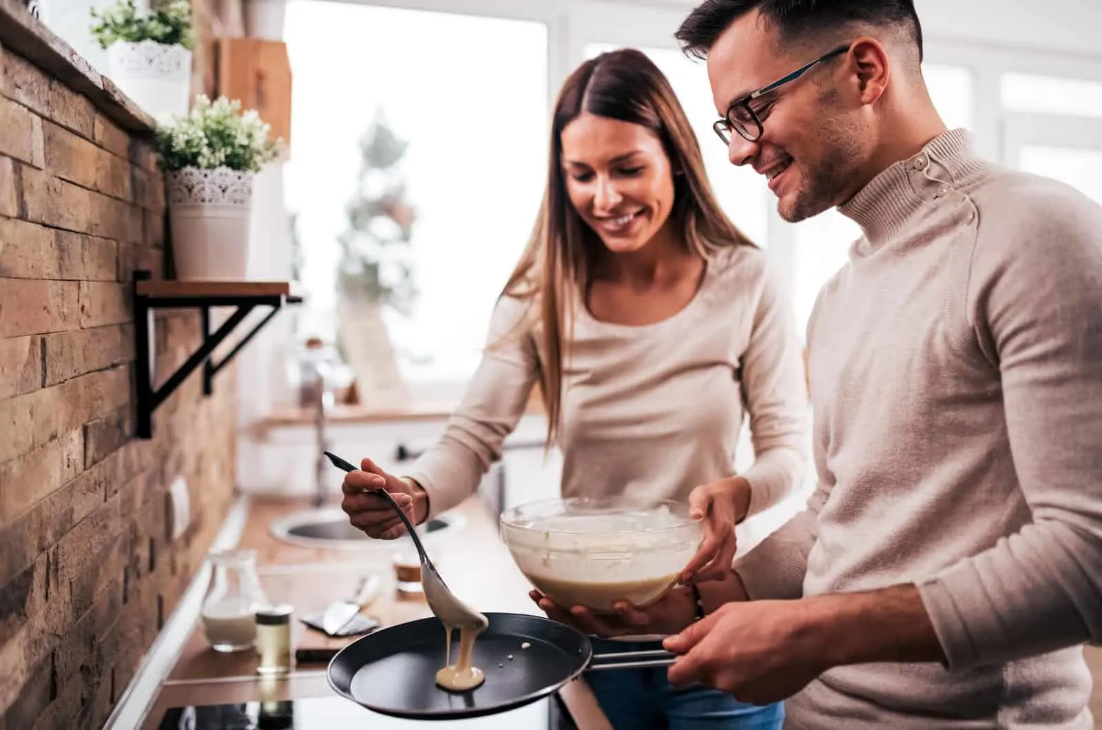 casal cozinhando