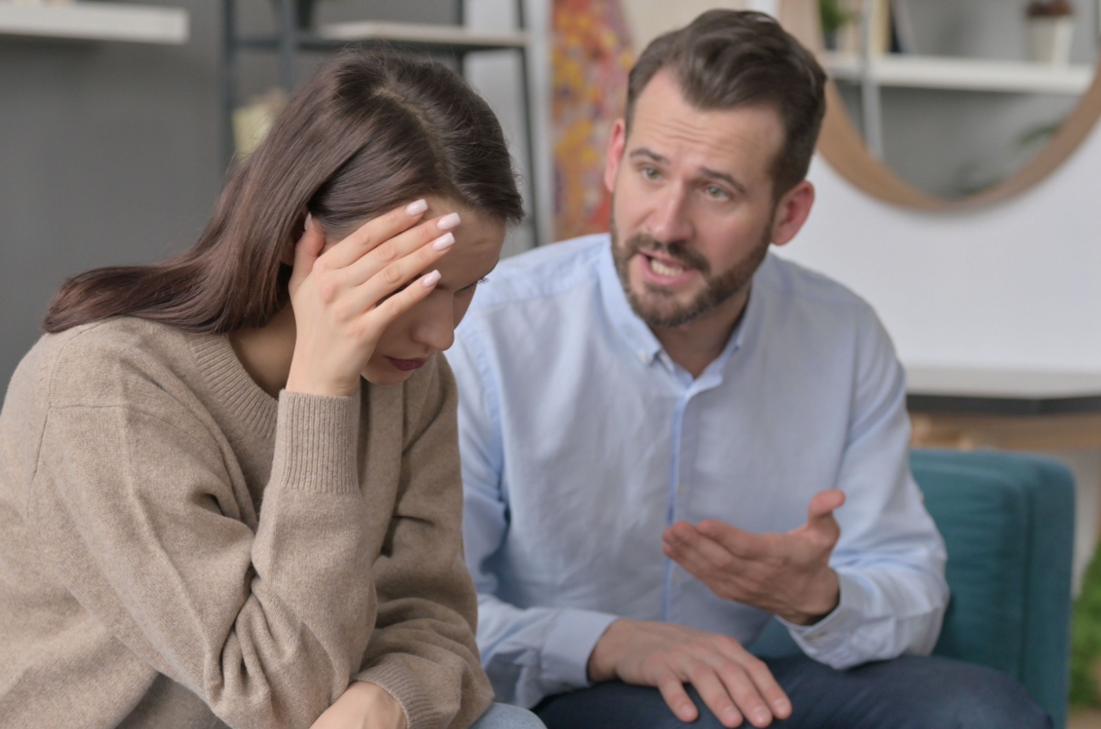 hombre criticando a una mujer