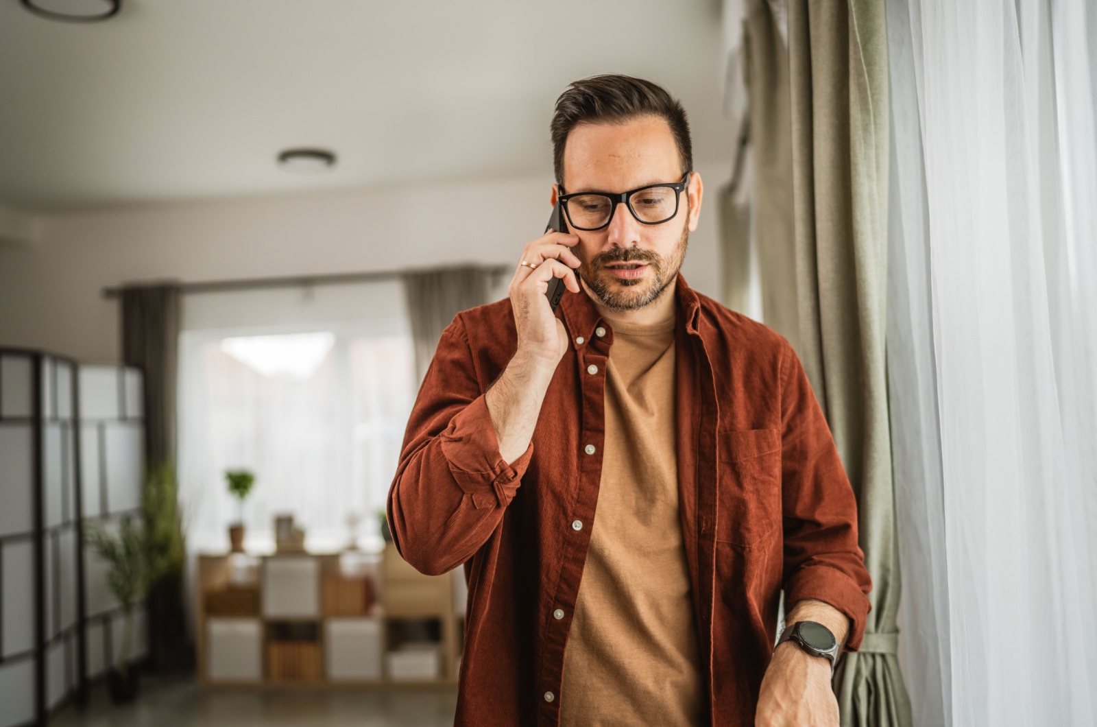 hombre hablando por teléfono