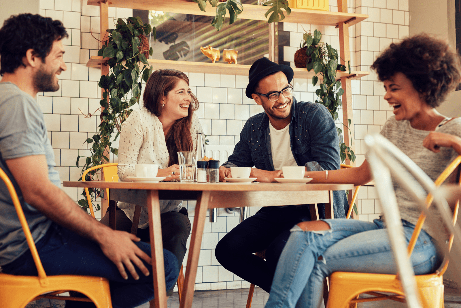 amigos soñolientos se sientan a la mesa y hablan