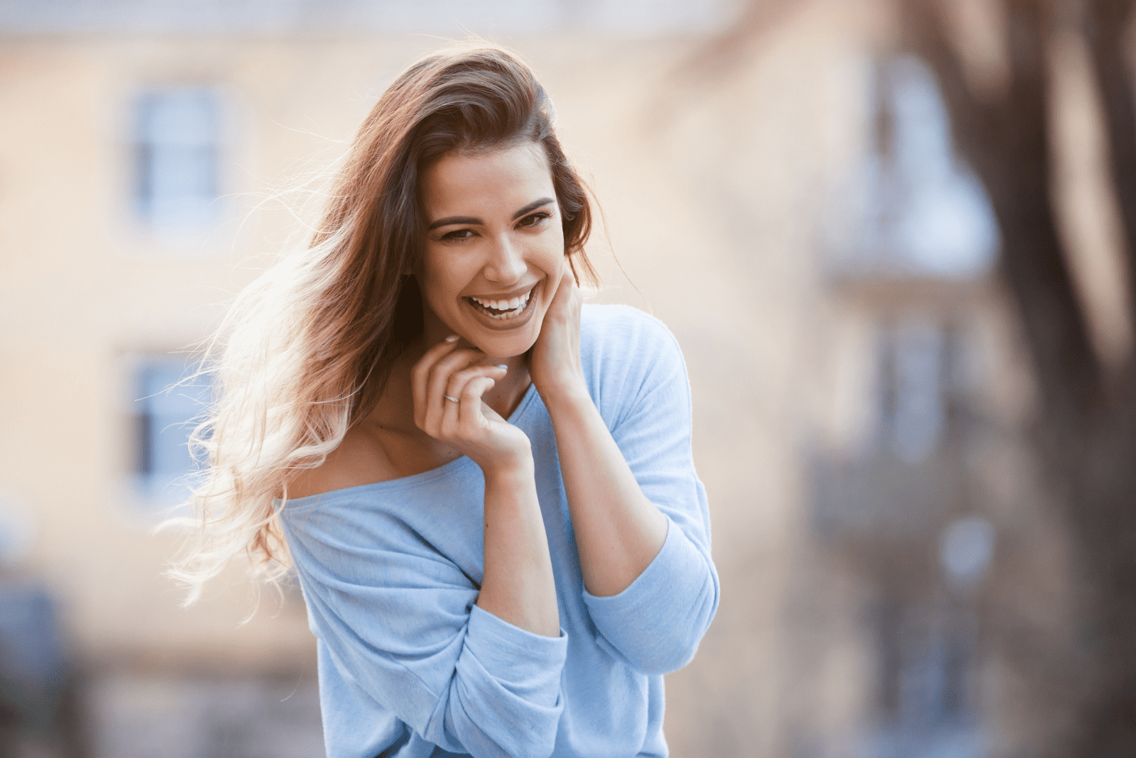 mujer sonriente con pelo largo castaño