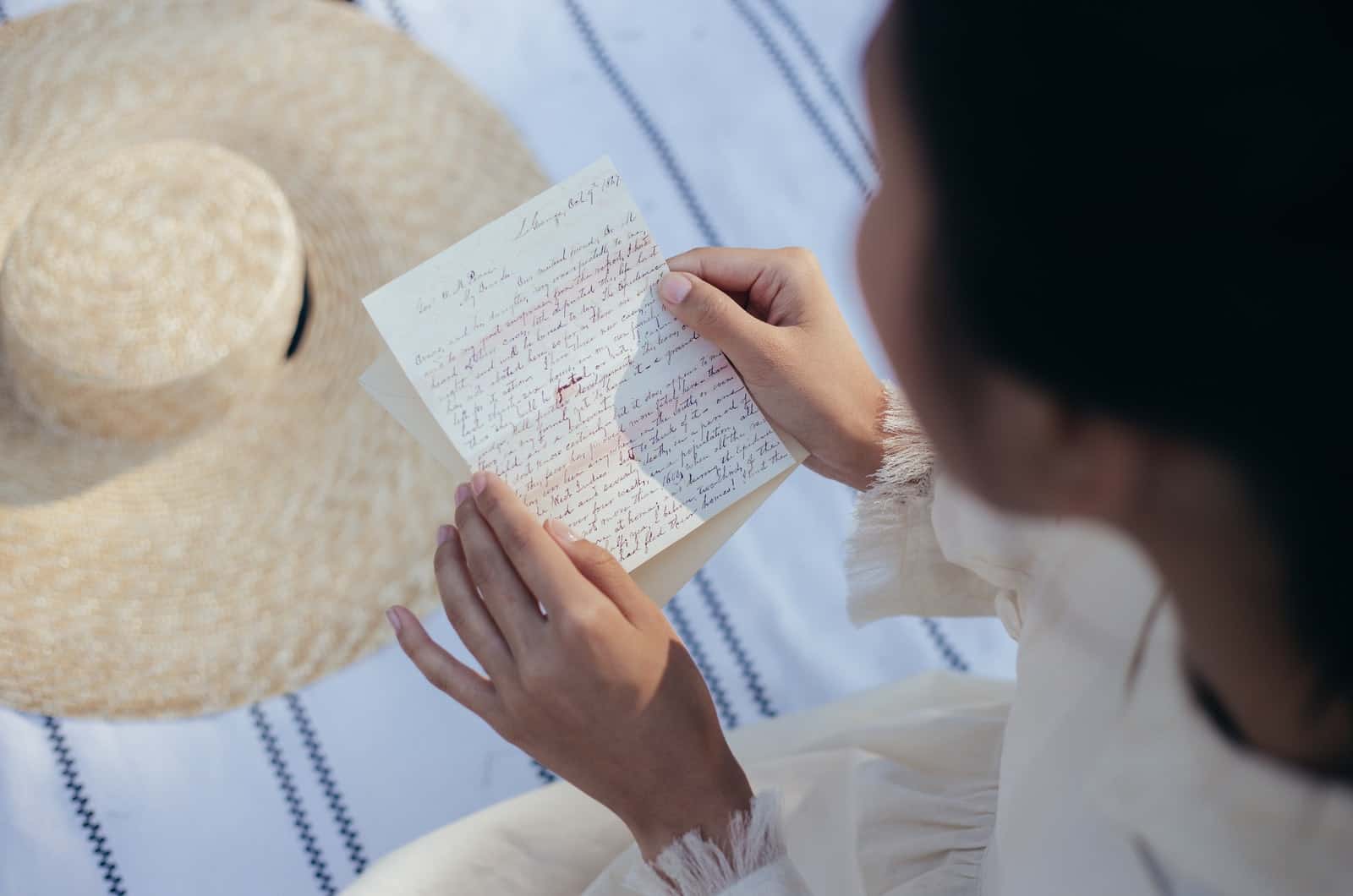 mujer leyendo una carta de amor