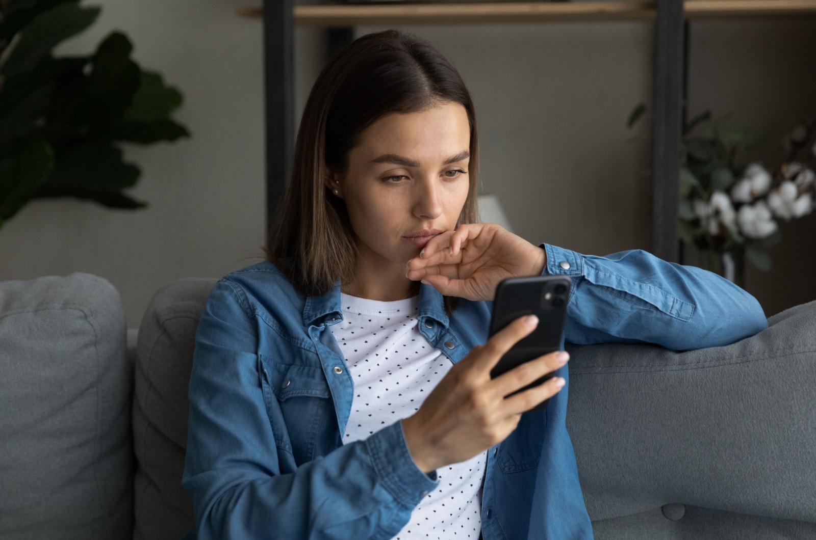 mujer preocupada mirando el móvil