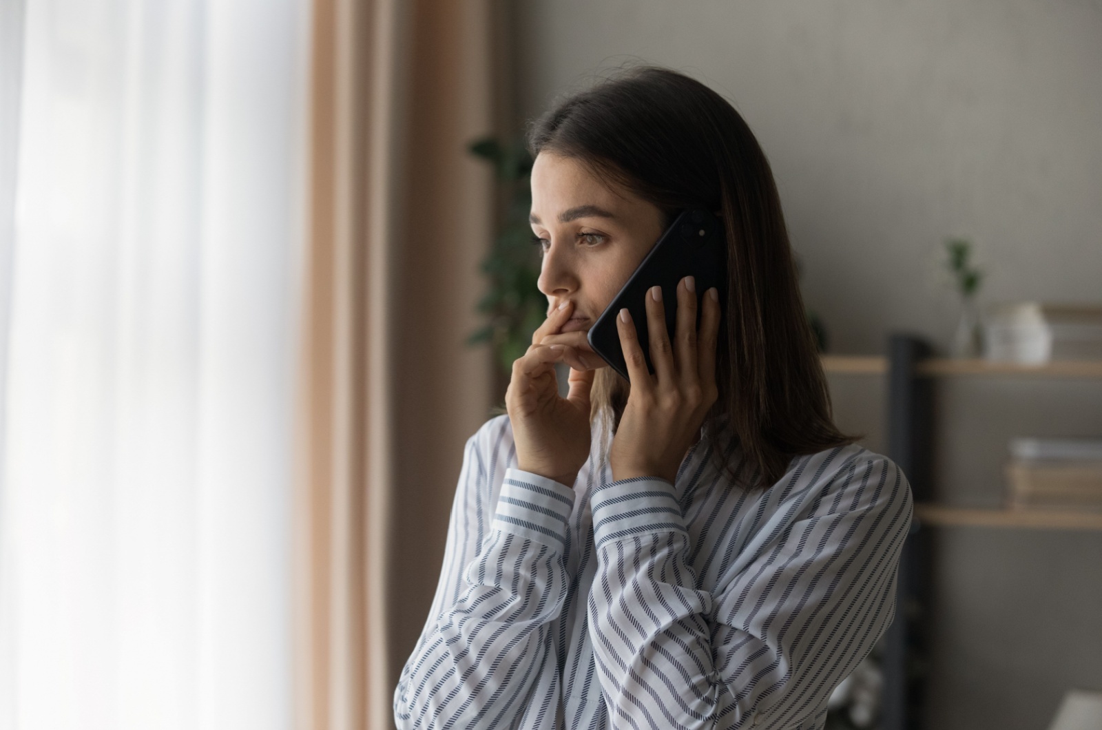 mujer preocupada al teléfono