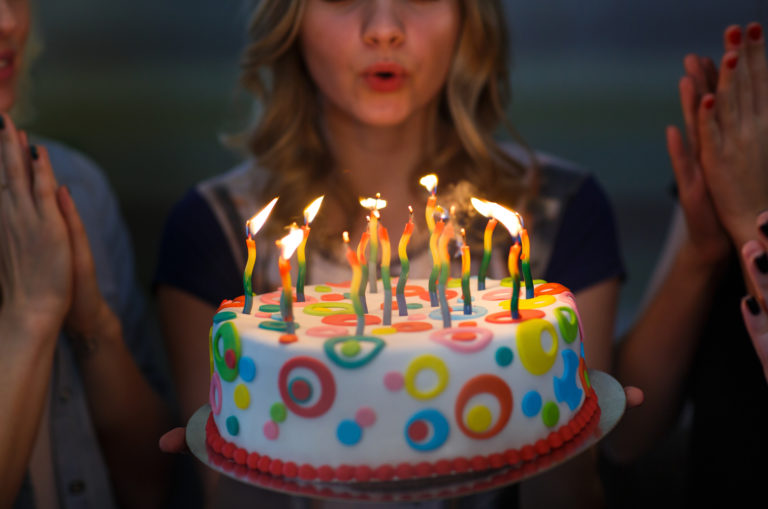 rapariga a soprar velas