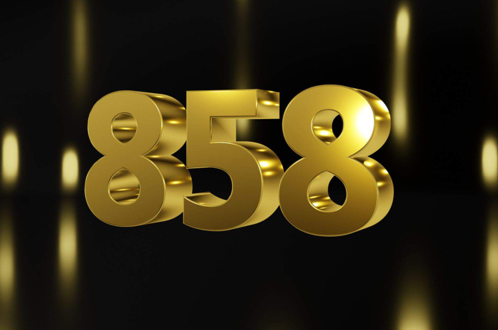 Número 858 en dorado sobre fondo negro y dorado