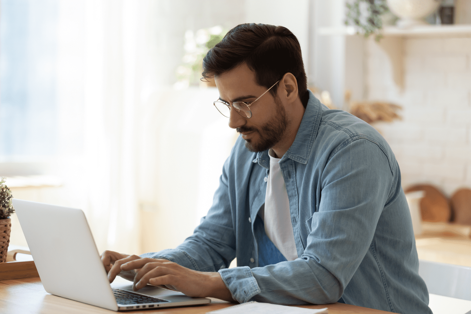 um homem está sentado num computador portátil