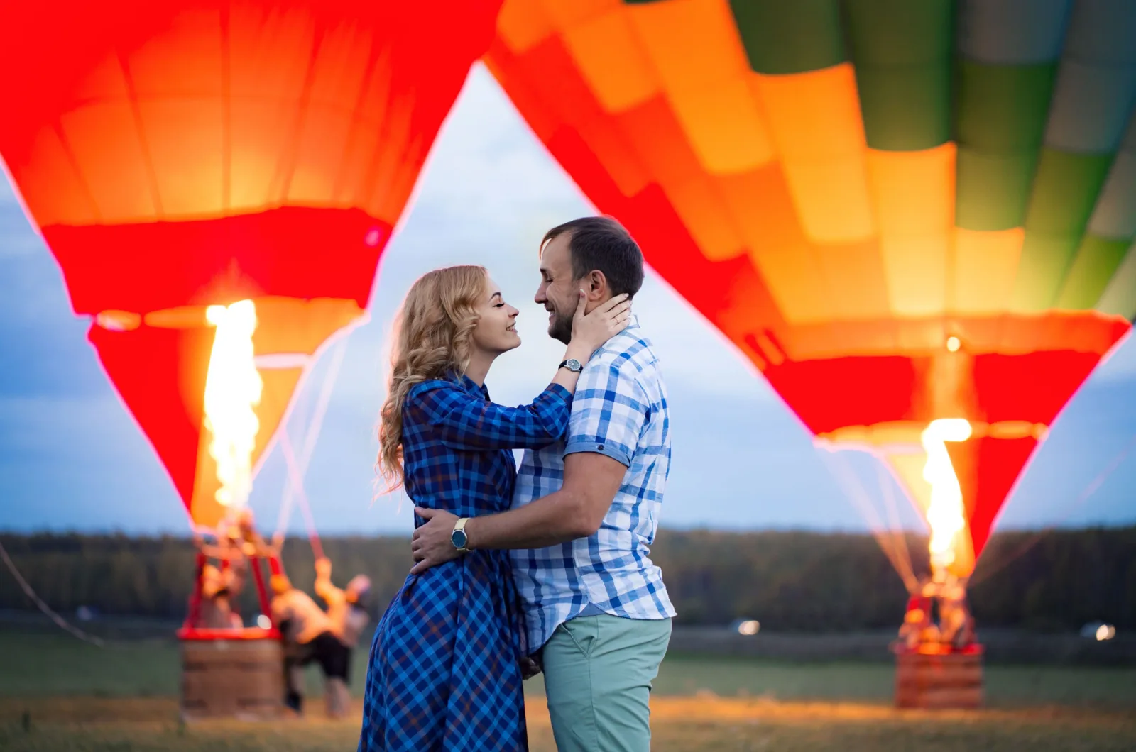 couple on a hot air balloon date