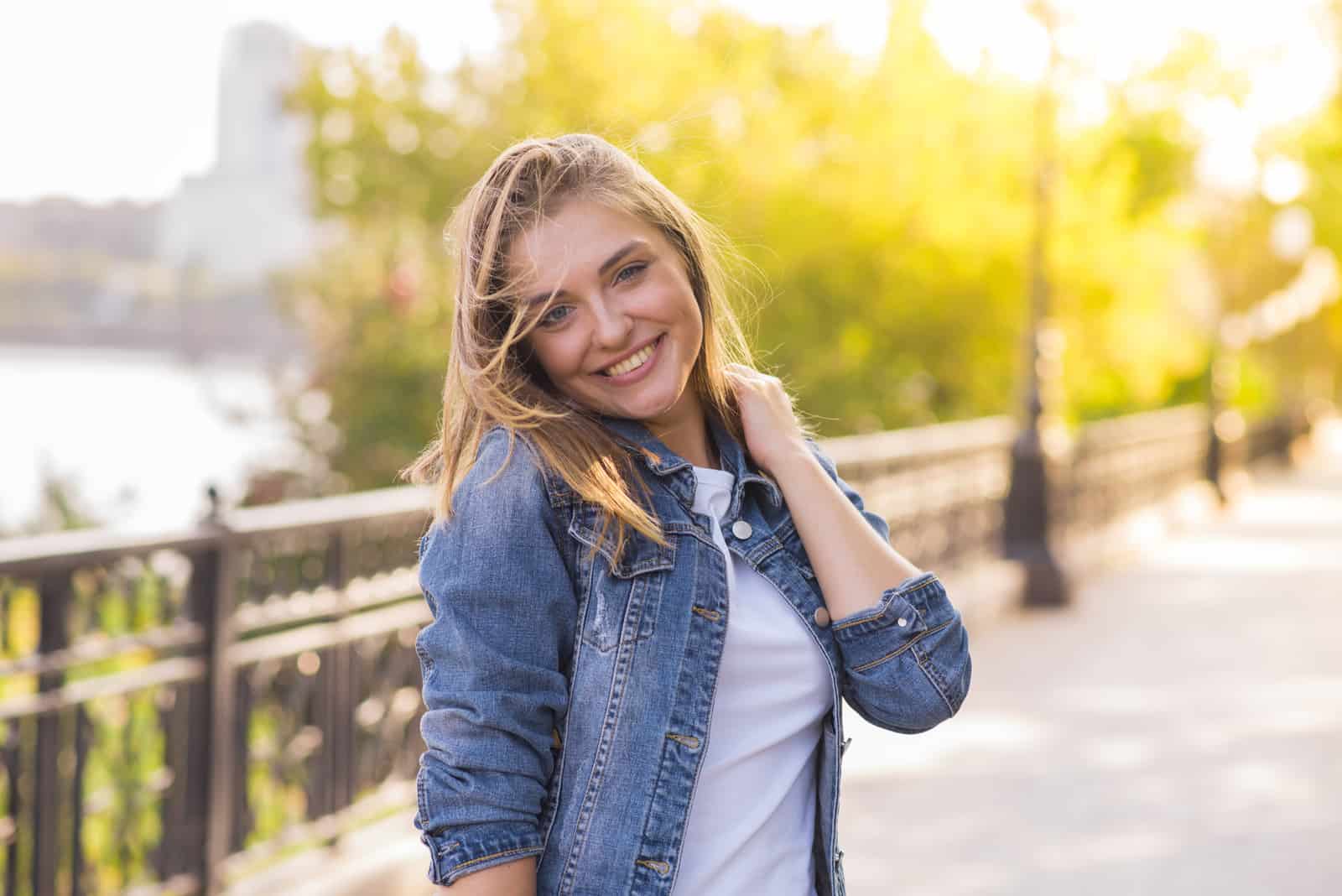 mulher sorridente a posar na rua