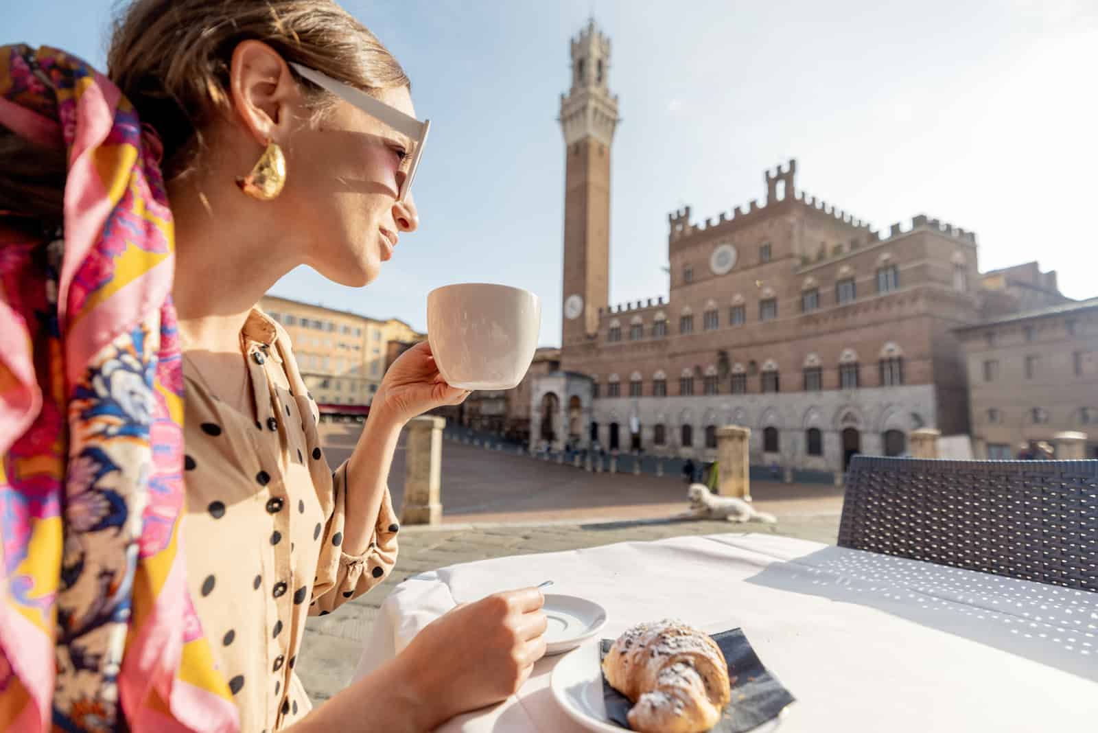 donna turista in un caffè