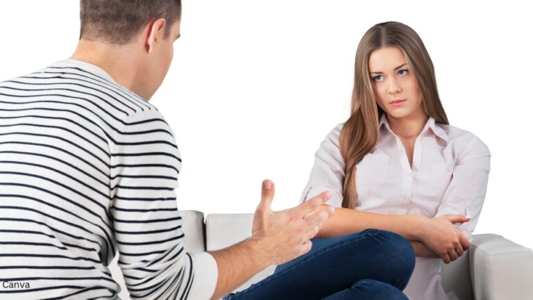 uomo che discute con una donna