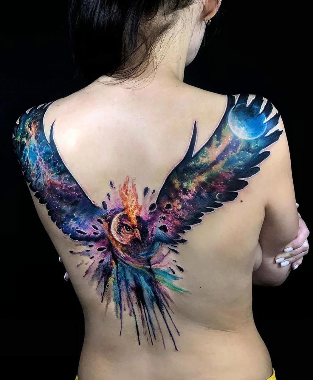 Tatuaje de pájaro extendiendo las alas