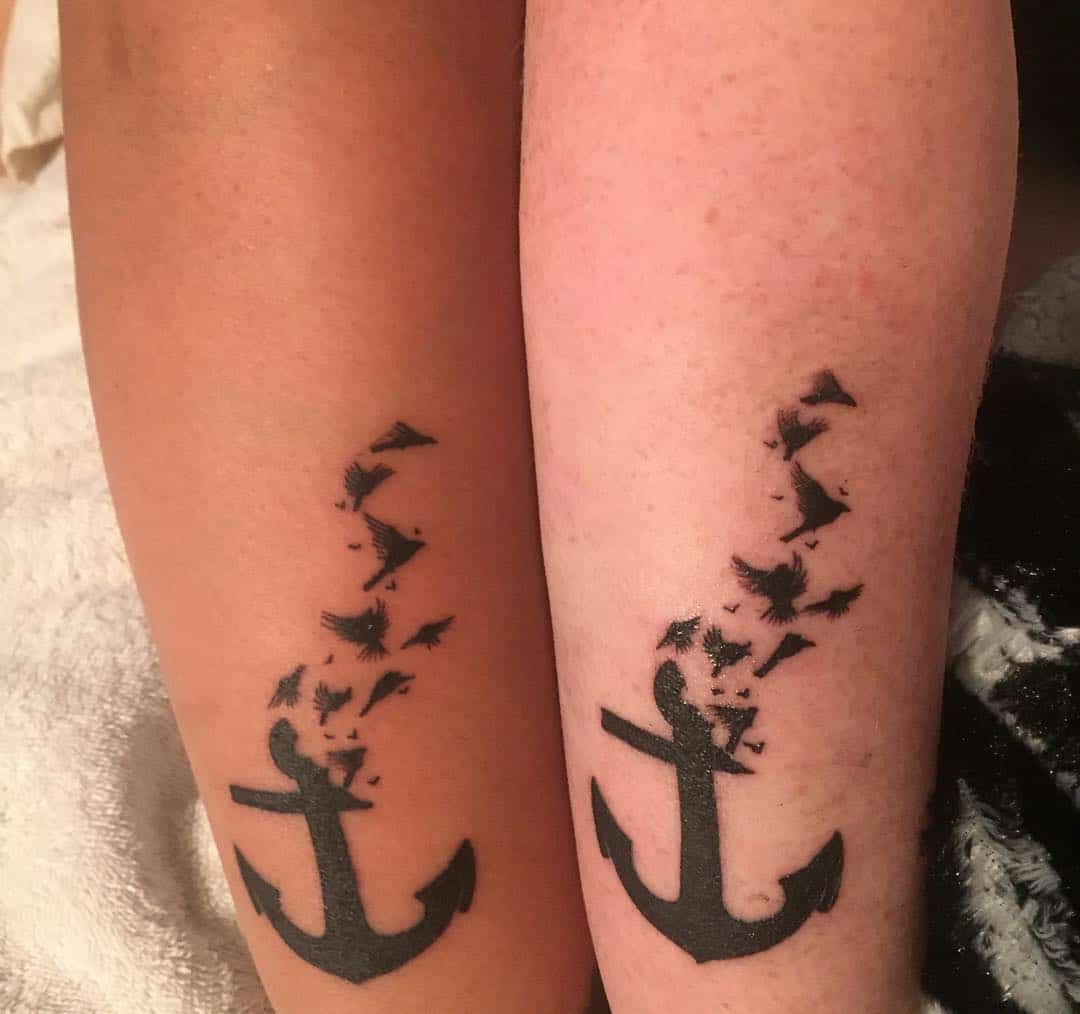 Tatuajes de anclas a juego para los mejores amigos
