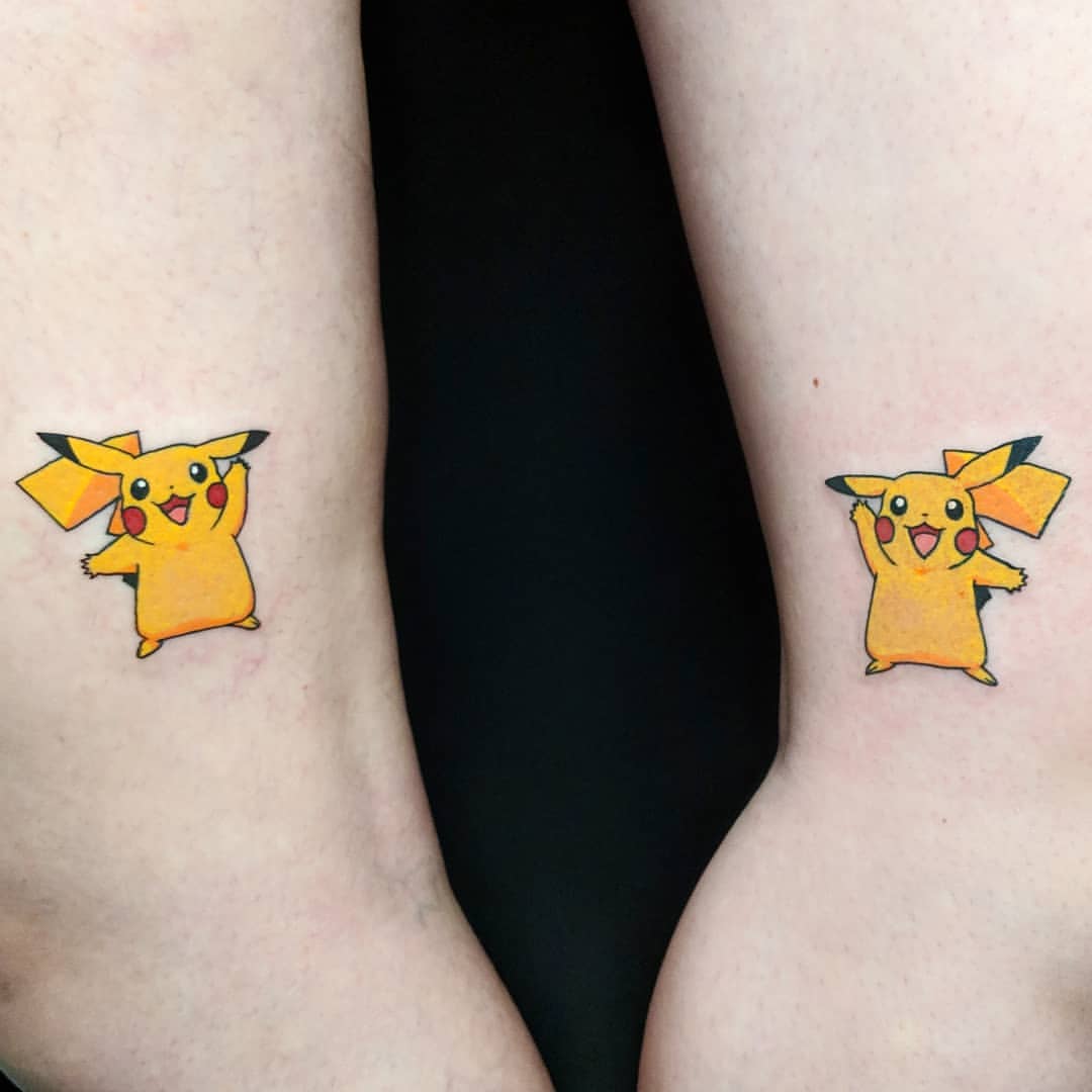 Tatuaggio Pikachu di colore abbinato per gli amici amanti dei Pokemon