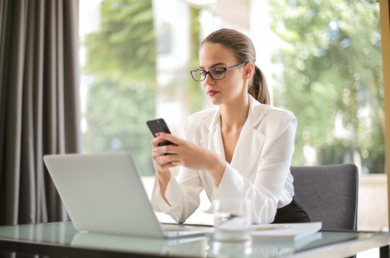 woman wondering what is the best reply when someone ignores you