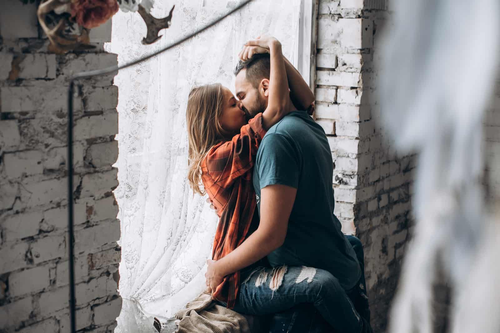 casal apaixonado a beijar-se apaixonadamente