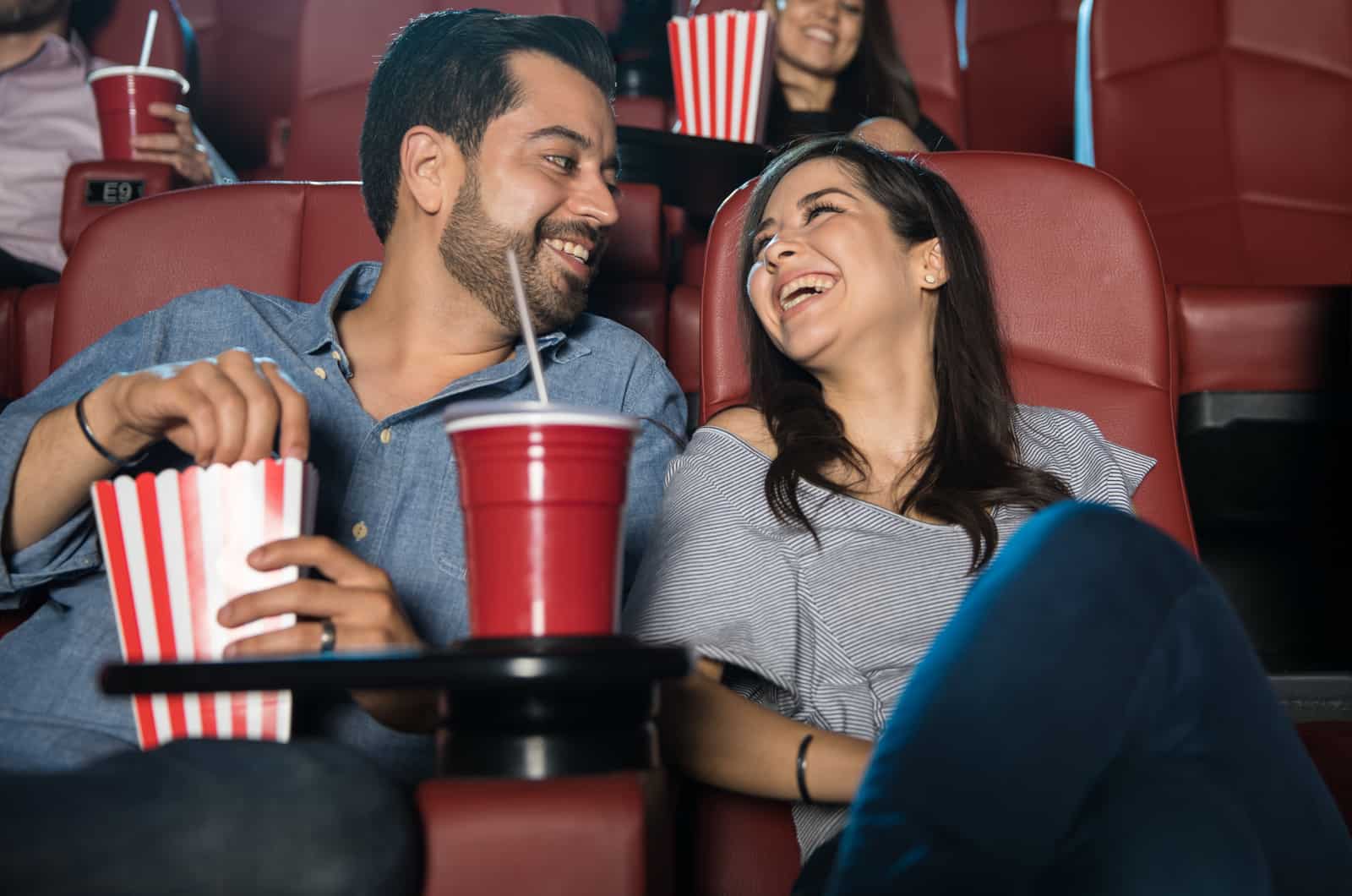 pareja en una cita en el cine