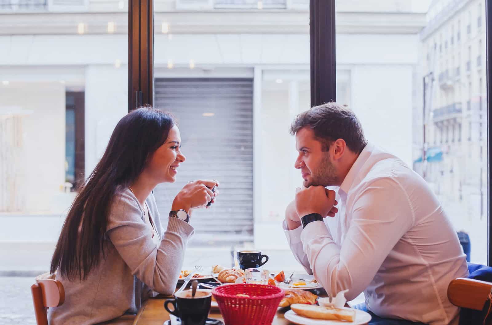 pareja en una cita conectando entre sí