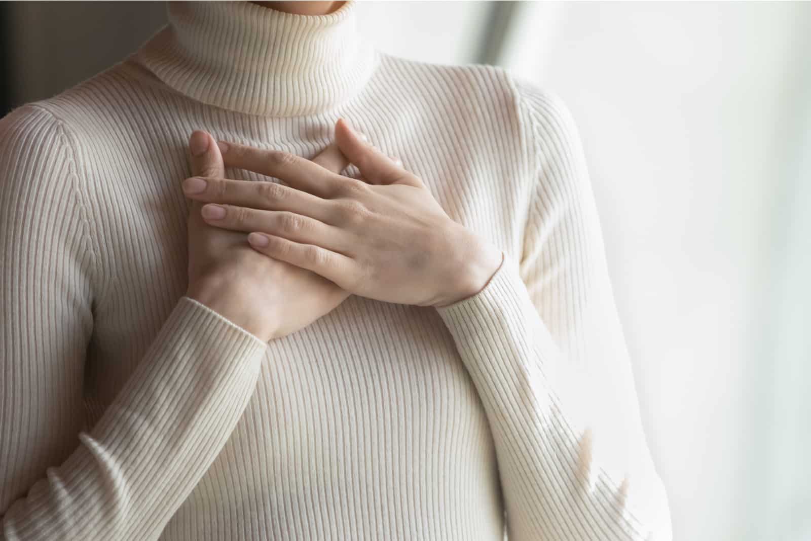 mani giunte sul petto di una donna