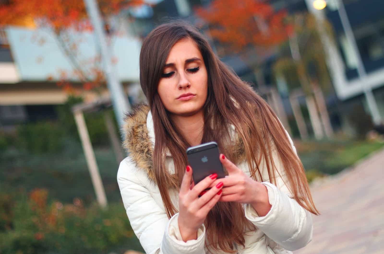 mujer ofendida porque alguien la ignora