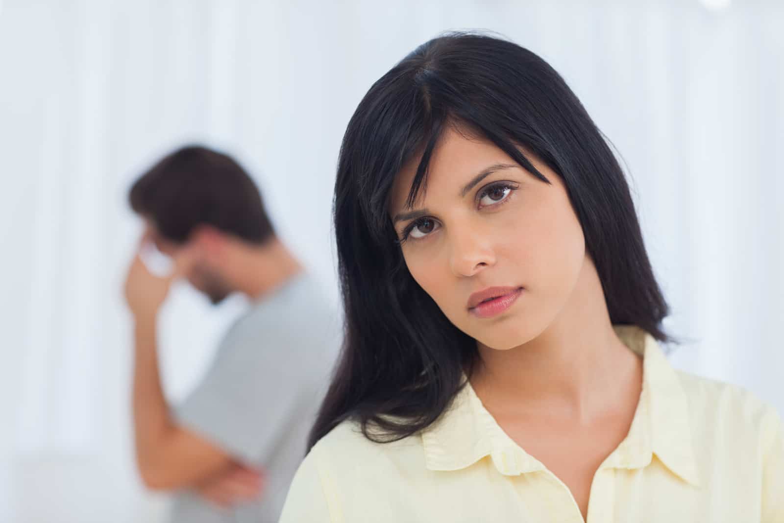 foto de una pareja peleándose